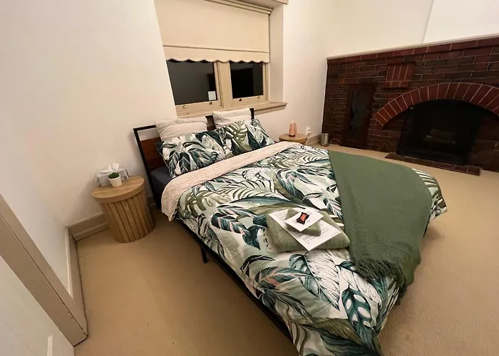 Spacious Private Room In Mckinnon 3 Min To Train Station, Cafes And Close To Monash Uni
