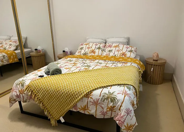 Spacious Private Room In Mckinnon 3 Min To Train Station, Cafes And Close To Monash Uni