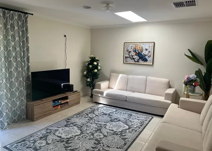 Your Leafy Ivanhoe Retreat